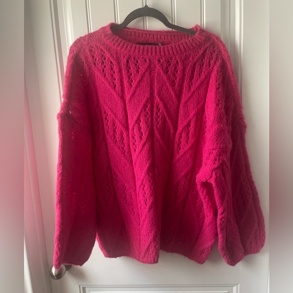 Vero Moda size small
Women’s sweater